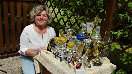 Janě Přibylové z Tanvaldu je 77 let a stále vozí trofeje z krasobruslařských soutěží