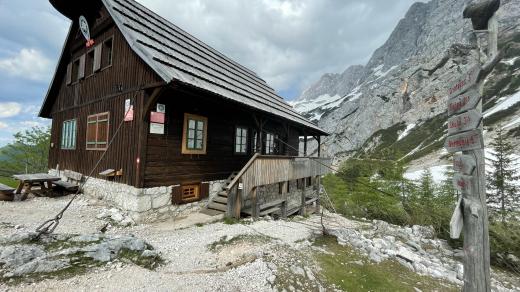 Z Jezerska je to k chatě skoro čtyři hodiny pěšky. Nejdřív na rozchození po rovině, pak pro zahřátí do kopce a nakonec pro unavení po svazích příkrého horského masivu