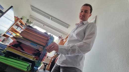Úředník stavebního odboru ve Žďáru nad Sázavou Martin Řeháček ukazuje složky k vyřízení
