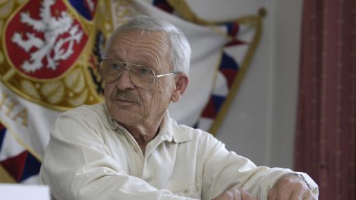 Spisovatel Jan Beneš na tiskové konferenci Petičního výboru na podporu veřejného soudu s Vladimírem Hučínem (31. srpna 2005)