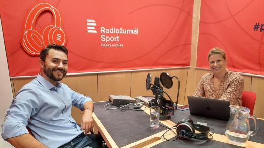 Vítěz reality show Survivor 2022 Vladimír Čapek a Andrea Sestini Hlaváčková ve studiu před rozhovorem