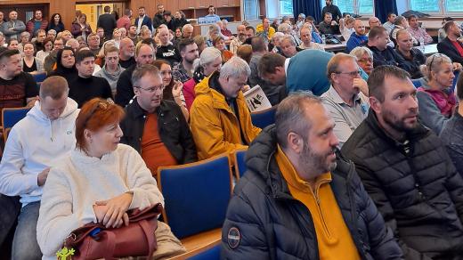 Při besedě o továrně lidé zcela zaplnili sál