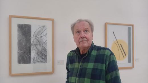 Miroslav Wagner u svých obrazů v Muzeu a galerii v Prostějově v lednu 2023