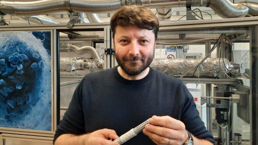 Jan Valtera z Katedry textilních a jednoúčelových strojů Technické univerzity v Liberci představuje návin na nanovlákna s nanocelulózou