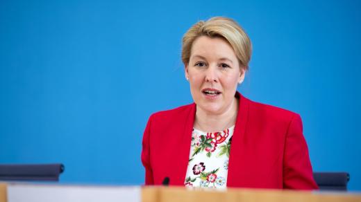 Franziska Giffeyová odstoupila z postu ministryně pro rodinu