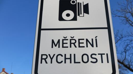 Značka, která řidiče upozorňuje na měření rychlosti (ilustr. foto)