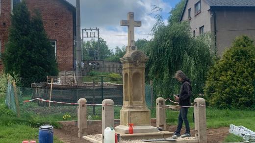 V Horní Radechové na Náchodsku se obci daří postupně opravovat historické kamenné křížky