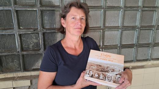 Jiřina Vrabcová sepsala vyprávění svých sousedů do knihy