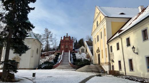 Červenou kapli Panny Marie Einsiedelnské nechala vystavět markraběnka bádenská jako poděkování za uzdravení svého syna