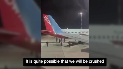 Dagestán a útok na cestující z Izraele (Captain of one of the planes, landed at Dagestan International Airport warns passengers to stay put, and not leave the plane)