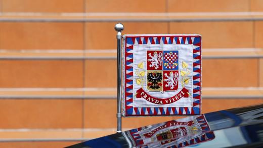 Vlajka prezidenta České republiky na autě využívané prezidentem