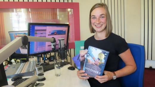 Veronika Jonešová ve studiu Českého rozhlasu Hradec Králové