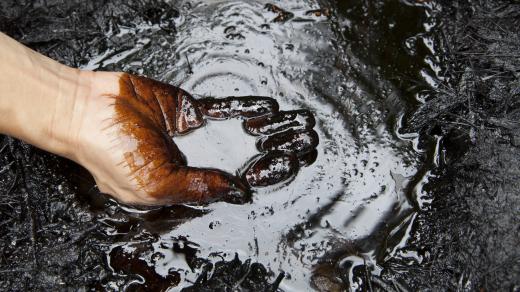Ropa je známá jako hnědá až černá kapalina. Může ale být i žlutá nebo průhledná