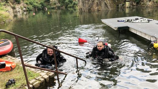 Potápěči David Vondrášek a Václav Gabriel ve speciální kabině ponořené v desetimetrové hloubce strávili týden
