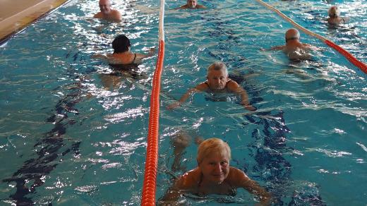 Uplavané bazény se seniorům sčítají, cílem je dohromady přeplavat La Manche