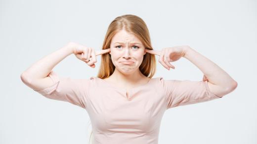 Žena s prsty v uších, neslyší, neposlouchá, zoufalství, neštěstí, ticho, ilustrační foto