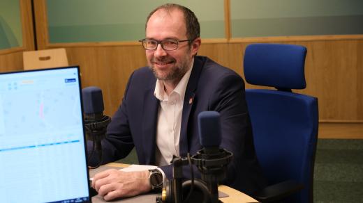 Jan Jarolím ve studiu Českého rozhlasu Hradec Králové