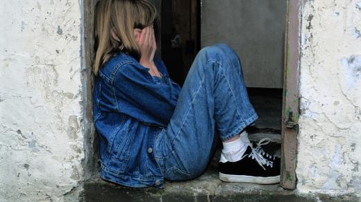 Dívka - deprese - panika - úzkost - smutek
