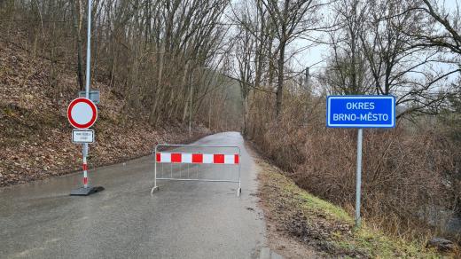 Silný vítr vylámal nebo nebezpečně nalonil desítky stromů mezi brněnkou Lišní a Podolím. Cesta mezi obcemi je kvůli tomu od začátku týdne uzavřená
