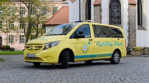 Sanitka přání je vybavená jako přeprava pacientů neodkladné péče