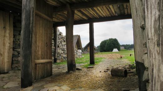 Průchod branou Keltského archeoskanzenu Nasavrky