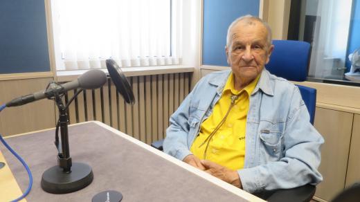 Karel Pfeiffer ve studiu Českého rozhlasu Hradec Králové