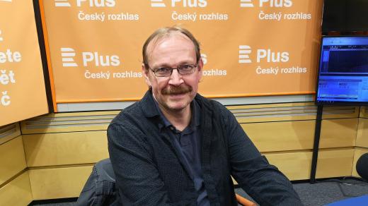 Pavel Hošek, vysokoškolský profesor a autor řady knih o zajímavých osobnostech. Novátorsky se soustřeďuje na spirituální stránku jejich životů a tvorby, často dosud neobjevenou