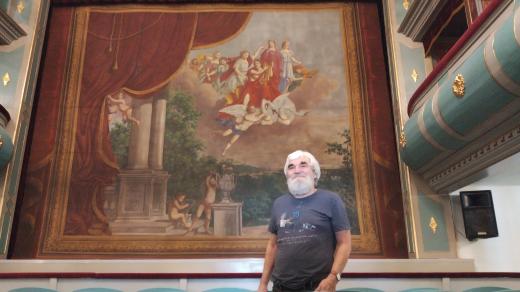 Restaurátor jiří Látal před obnovenou oponou v třeboňském divadle