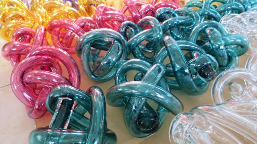 Plastiky ve tvaru uzlů jsou samostatným designovým prvkem, putují do USA