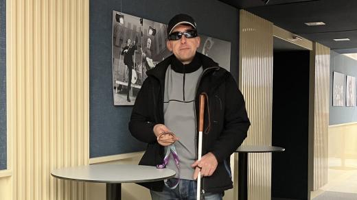 Martin Adámek střílí na terč, ačkoliv se v ulicích pohybuje s tmavými brýlemi a bílou holí