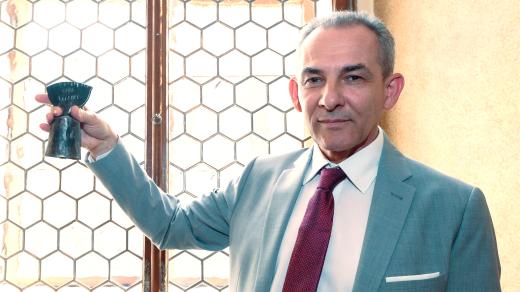 Cenu 1. června převzal za svého otce podnikatel, novinář a filantrop Jan Dobrovský