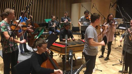 Mladí muzikanti z Valašského souboru Kašava při nahrávání ve studiu