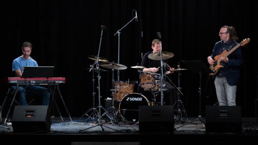 Výborný trio při vystoupení v Divadle U Kapličky v Českých Budějovicích