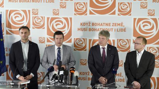 Zleva místopředseda sociální demokracie Jiří Zimola, předseda Jan Hamáček, místopředseda Roman Onderka a místopředseda Martin Netolický