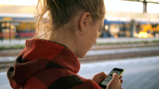 Dívka mobilní telefon chytrý telefon