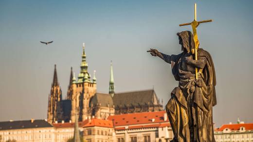 Socha Ferdinanda Maxmiliána Brokoffa na Karlově mostě v Praze