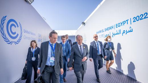 Německý kancléř Olaf Scholz mezi svými poradci Jörgem Kukiesem (3. zleva) a Steffenem Meyerem (2. zleva) na mezinárodní klimatické konferenci COP27 v egyptském Šarm aš-Šajchu