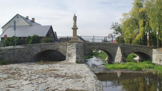 Barokní svatojánský most v Dlouhé Loučce