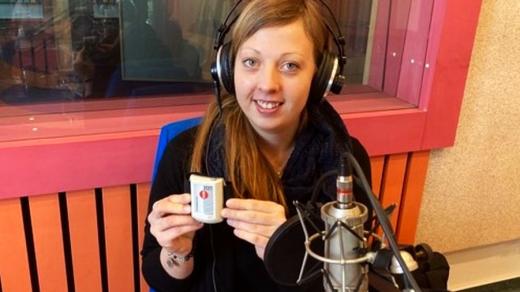 Martina Tomková ve studiu Českého rozhlasu Hradec Králové