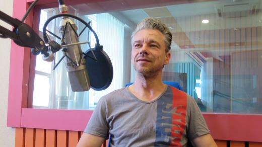 Jan Rudzinskyj ve studiu Českého rozhlasu Hradec Králové