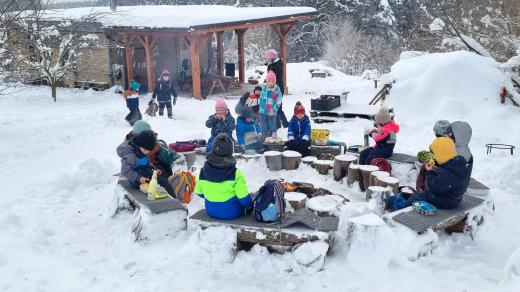 Lesní školka Žijem lesem u Tábora funguje naplno i přes zimu