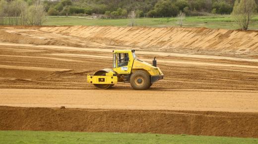 Silniční válec, stavba silnice (ilustrační foto)