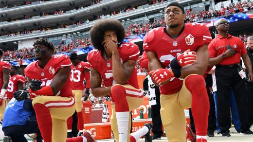 Slavné „klečící protesty“ Colina Kaepernicka