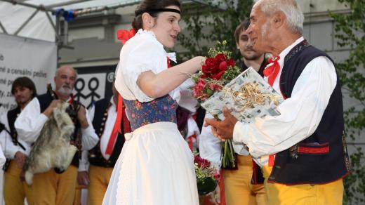 Milan Adamík jako jubilant mezi členy Souboru písní a tanců Jiskra, Plzeň