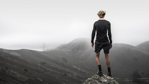 běžec, ultramaratonec, muž na kopci