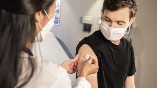 Studie ukazují, že vakcíny proti koronaviru lze kombinovat