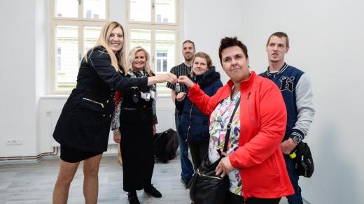 Klienti Centra pobytových a terénních sociálních služeb Zbůch převzali klíče od městského bytu