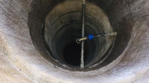 Jeden ze sousedů údajně vyrtal 60 metrů hlubokou studnu. Sousedé zůstali na suchu