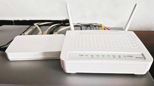 Domácí modem s routerem a switch