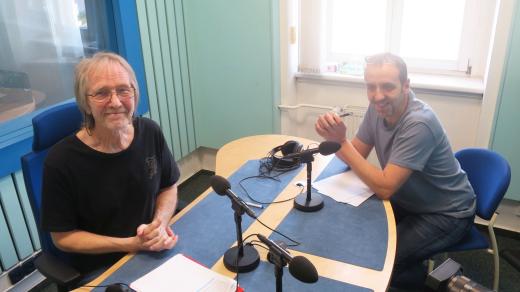 Jiří Vondráček a Tomáš Katschner ve studiu Českého rozhlasu Hradec Králové při přípravě pořadu Desky, pásky, vzpomínky